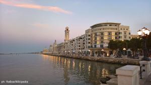 um grande edifício junto a um rio com edifícios em Interno10 em Bari
