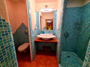 y baño con lavabo y ducha. en Ubytovanie Klinger - chata nad jazerom, en Banská Štiavnica
