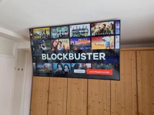 TV a/nebo společenská místnost v ubytování Wohlfühl-Appartement Bergsee FAMILY - am Wildsee - SUP und Schlitten for free