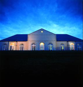 un grande edificio con luci accese di fronte di Forrester Park Resort a Dunfermline