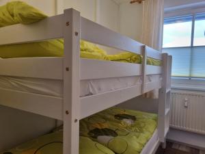 Postel nebo postele na pokoji v ubytování Wohlfühl-Appartement Bergsee FAMILY - am Wildsee - SUP und Schlitten for free
