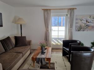 Posezení v ubytování Wohlfühl-Appartement Bergsee FAMILY - am Wildsee - SUP und Schlitten for free