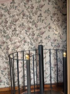 a wall with a floral pattern on a wall at Habitación Boutique in Villa Alsina