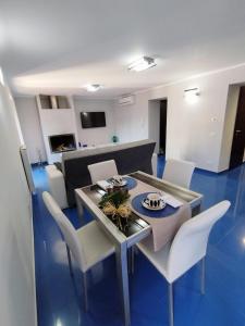 a dining table and chairs in a living room at Casa Vacanza "Marinella" in Sulmona