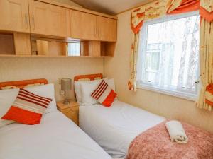 Postel nebo postele na pokoji v ubytování Animal Sanctuary Caravan Stay