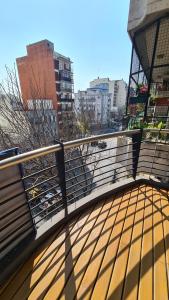 un balcón con un banco en un edificio en Edificio San Juan de Buenos Aires., en Buenos Aires