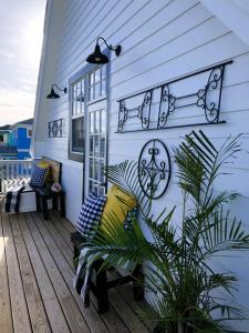 un porche con un banco en una terraza de madera en Days Gone Bye, en Nassau