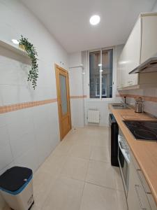 A kitchen or kitchenette at For You Rentals TEMPORAL Infantas Gran Via INF2E Még 6 kép