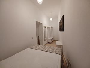 1 dormitorio con 1 cama en una habitación blanca en For You Rentals Infantas Gran Via INF2E, en Madrid