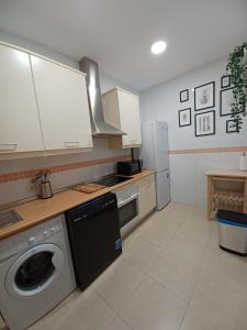 cocina con lavadora en For You Rentals Infantas Gran Via INF2E, en Madrid