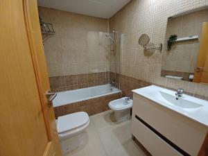 y baño con aseo, lavabo y bañera. en For You Rentals Infantas Gran Via INF2E, en Madrid