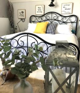 una camera da letto con un letto e una pianta in un vaso di Days Gone Bye a Nassau