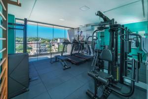 Pusat kecergasan dan/atau kemudahan kecergasan di Adra 304 - Apartamento no centro de Bombinhas - Rooftop com piscina e academia - À poucos metros da praia - (Consultar serviços de roupas de cama e banho)
