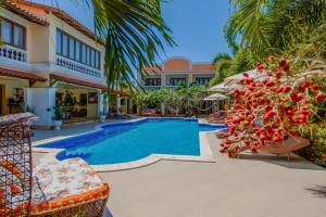 a resort swimming pool with a resort at Hotel Villa Beija Flor in Jericoacoara