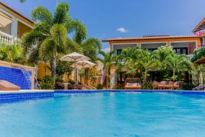A piscina localizada em Hotel Villa Beija Flor ou nos arredores