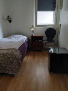 um quarto com uma cama, uma secretária e uma cadeira em Shared apartment, Down Town Oslo, Osterhaus'gate 10 em Oslo