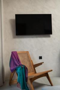 Televízia a/alebo spoločenská miestnosť v ubytovaní KOEV slow living