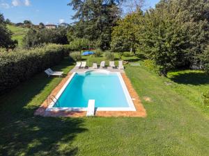 una vista aérea de una piscina en un patio en Il Ducato, en Cortona