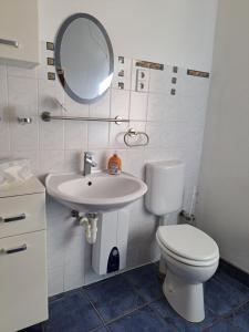 Ein Badezimmer in der Unterkunft Altstadtcafé und Pension