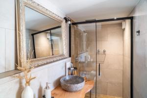 a bathroom with a sink and a shower at Charmant Studio paisible dans le Centre du Village in Échenevex