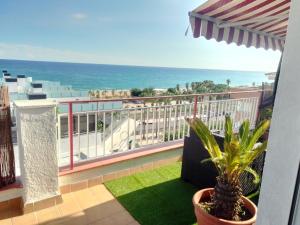 balcón con vistas al océano en terraza al mar, en Pineda de Mar