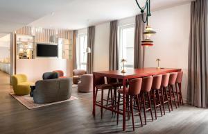 - un salon avec une table et des chaises dans l'établissement Arthotel ANA Amber, à Rostock