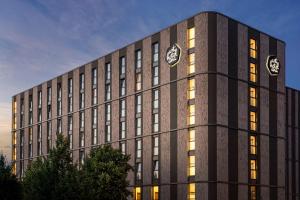 un edificio con relojes a un lado. en Arthotel ANA Amber en Rostock