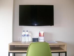 TV a/nebo společenská místnost v ubytování Hotel Citradream Tugu Yogyakarta