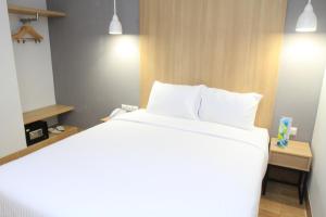 Postel nebo postele na pokoji v ubytování Hotel Citradream Tugu Yogyakarta