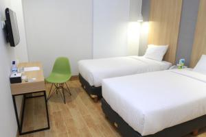 Postel nebo postele na pokoji v ubytování Hotel Citradream Tugu Yogyakarta