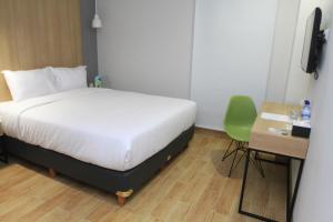 Postel nebo postele na pokoji v ubytování Hotel Citradream Tugu Yogyakarta