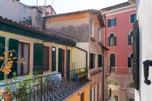 vista su un gruppo di edifici con balconi di Ca' Laura - San Marco Canal View a Venezia
