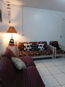 a living room with a couch and a lamp at Casa da Cal in Torres