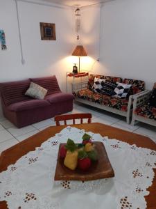 uma sala de estar com uma bandeja de frutas numa mesa em Casa da Cal em Torres