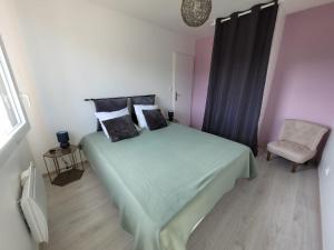 Łóżko lub łóżka w pokoju w obiekcie Maison plein pied sur les hauteurs de Fécamp