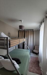 Pokój z łóżkiem piętrowym i kanapą w obiekcie Maison plein pied sur les hauteurs de Fécamp w mieście Fécamp
