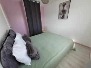 Łóżko lub łóżka w pokoju w obiekcie Maison plein pied sur les hauteurs de Fécamp