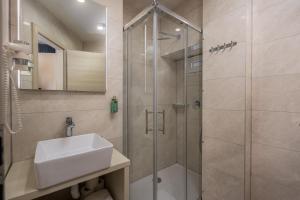 Uma casa de banho em Hotel Agava Split