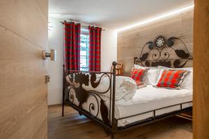 a bedroom with a bed and a red curtain at MAISON IDA in Courmayeur
