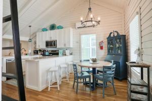 cocina y comedor con mesa y sillas en Bernard Street Bungalow en St. Augustine