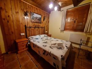 Casas Rurales Los Enebros Nerpio客房内的一张或多张床位