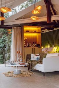 - un salon avec un canapé et une table dans l'établissement Naatooh Guest Houses, à Florianópolis