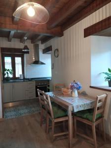 uma cozinha com mesa e cadeiras num quarto em El Rosal em Beloncio