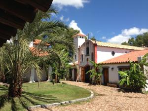 Κήπος έξω από το Pinos de la Quebrada