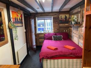 1 dormitorio con 1 cama en una habitación pequeña en Yarm cottages haystacks/hayloft, en Kirk Leavington