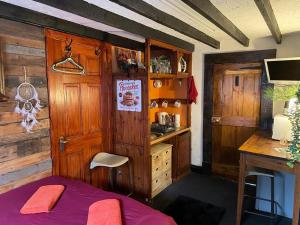 Una habitación con cocina y una cama en una habitación en Yarm cottages haystacks/hayloft, en Kirk Leavington