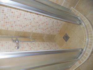 eine Dusche mit Badewanne und Waschbecken im Bad in der Unterkunft Apartments Ivanka Bilo in Primošten + 16 Fotos