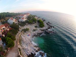 eine Luftaufnahme eines Strandes am Meer in der Unterkunft Apartments Ivanka Bilo in Primošten
