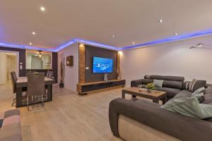 Televízia a/alebo spoločenská miestnosť v ubytovaní Luxury Apartment City Centre