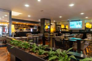 Um restaurante ou outro lugar para comer em Plaza São Rafael Hotel